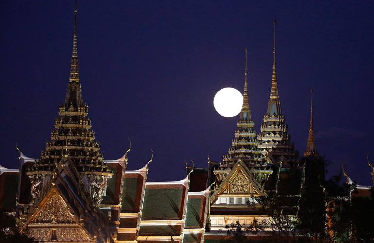 00.ดวงจันทร์ดวงโตลอยขึ้นเหนือพระบรมมหาราชวังในกรุงเทพมหานคร ประเทศไทย
