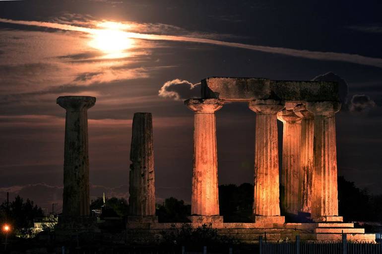02.ซุปเปอร์มูนส่องแสงสุขสว่างเหนือวิหารแห่งเทพอพอลโล ที่เมืองโบราณ โครินธ์ ประเทศกรีซ