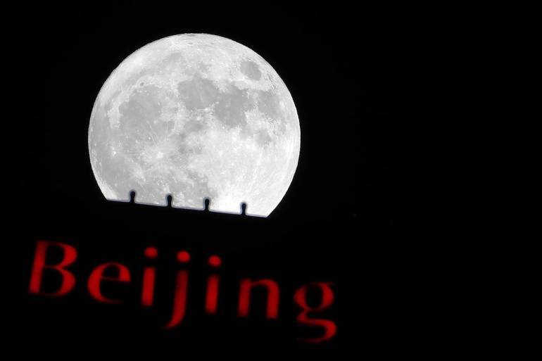 04.ดวงจันทร์สีขาวดวงใหญ่ลอยเหนือสำนักงานแห่งหนึ่งในกรุงปักกิ่งของจีน