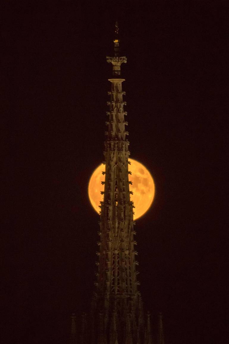 07.ดาวจันทร์สีส้มปรากฏเบื้องหลังยอดของโบสถ์เซนต์ สตีเฟน ในกรุงเวียนนา ของออสเตรีย