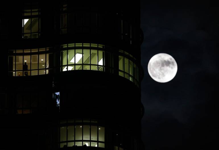 08.ดวงจันทร์ดวงโตลอยให้เห็นใกล้กับอาคาร ยูนิเครดิต ทาวเวอร์ ในเมืองมิลาน ประเทศอิตาลี