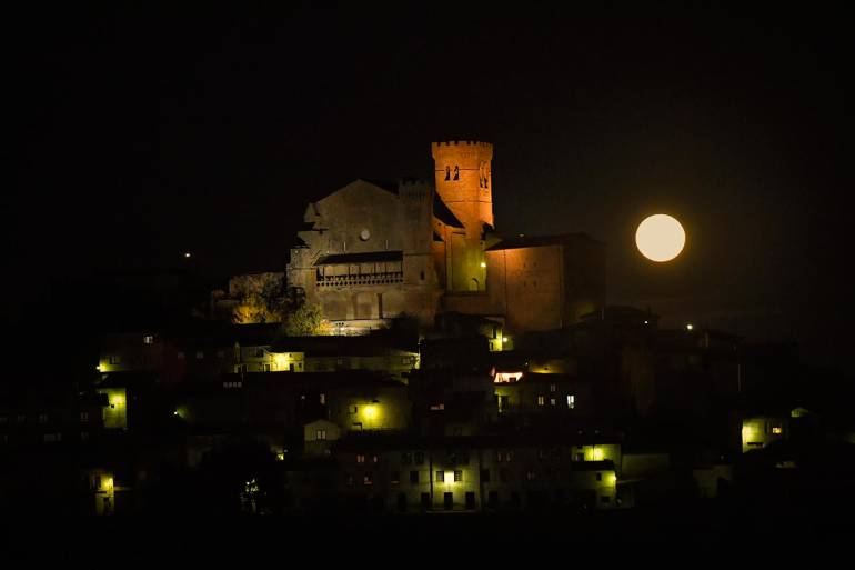 11.ดวงจันทร์สีส้มส่องสว่างที่หมู่บ้านเล็กๆ ชื่อ อูเฮว ทางเหนือของประเทศสเปน