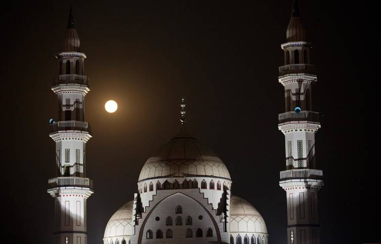 15.ดวงจันทร์ส่องสว่างเหนือมัสยิดในกรุงอิสลามาบัด ประเทศปากีสถาน