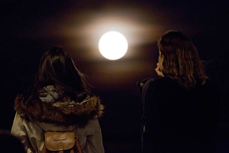 17.สองสาวยืนดูซุปเปอร์มูนบนฟ้ากรุงลิสบอน ประเทศโปรตุเกส
