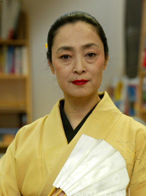 Mineko Iwasaki, in Borders bookshop promoting her book Geisha og Gion. 16/10/2002 ฉMichael Schofield. No unauthorised syndication on behalf of copyright owner. Pictures licensed for single use only. This Caption and credit details must remain attached to file at all times.